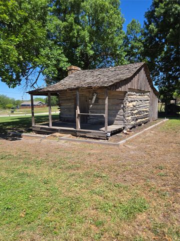 174 Falcon DR, Luling, TX 78648