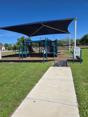 174 Falcon DR, Luling, TX 78648