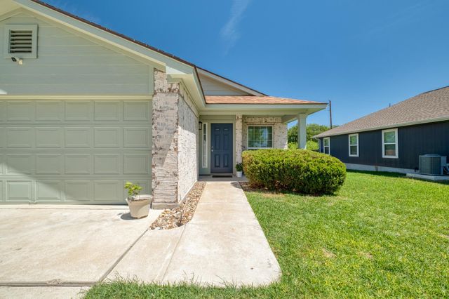 174 Falcon DR, Luling, TX 78648