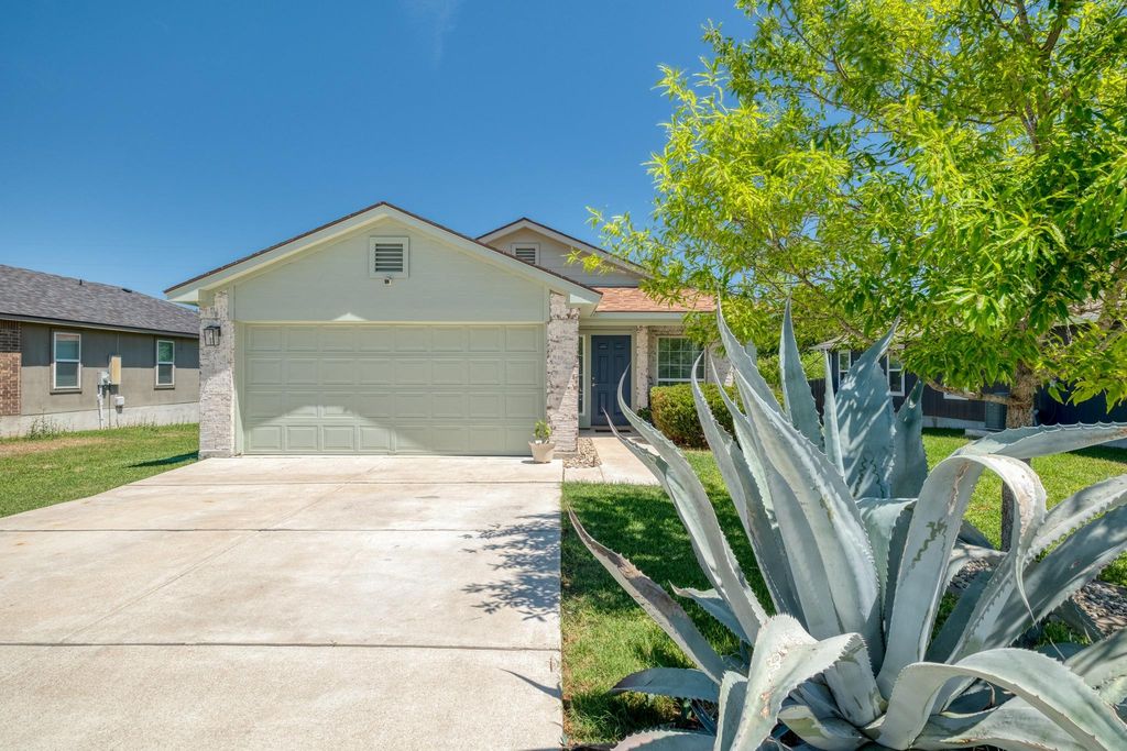 174 Falcon DR, Luling, TX 78648