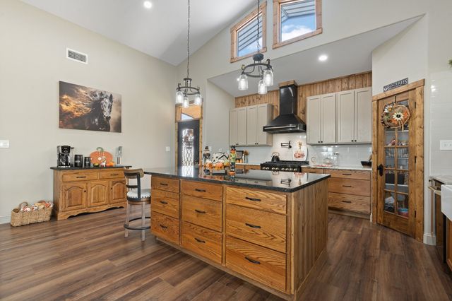 208 Private Road 107, Blum, TX 76627