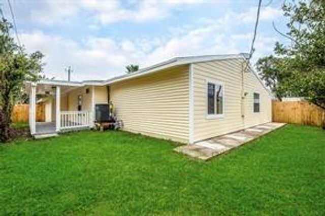 9 Manor Way, Galveston, TX 77550