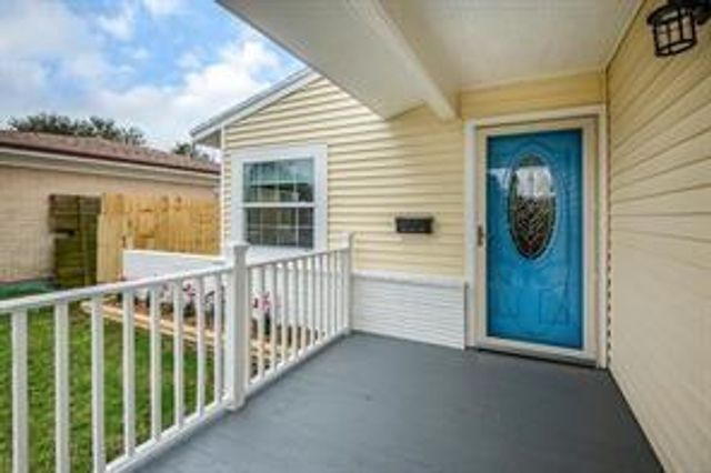 9 Manor Way, Galveston, TX 77550