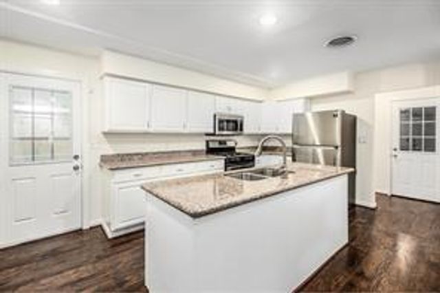 9 Manor Way, Galveston, TX 77550