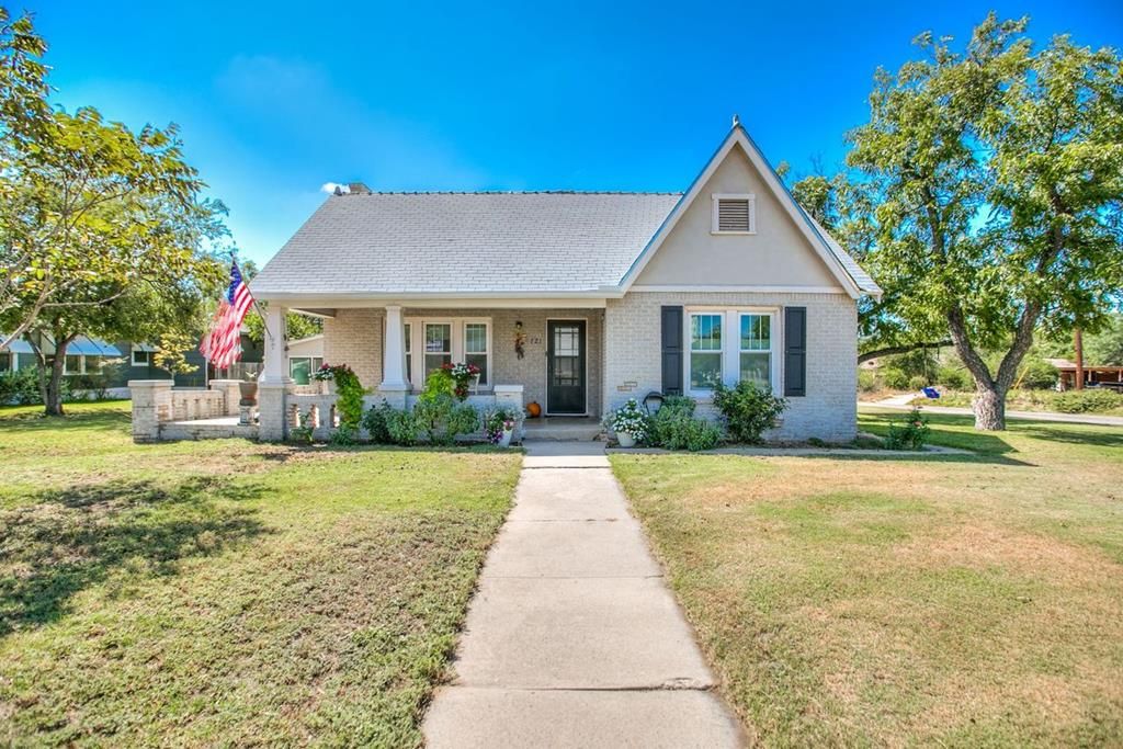 Image 1 of property listing at 721 W Washington Dr, San Angelo, TX 76903