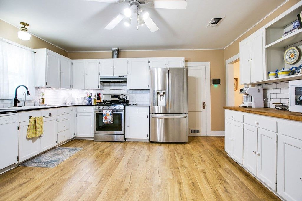 Image 16 of property listing at 721 W Washington Dr, San Angelo, TX 76903
