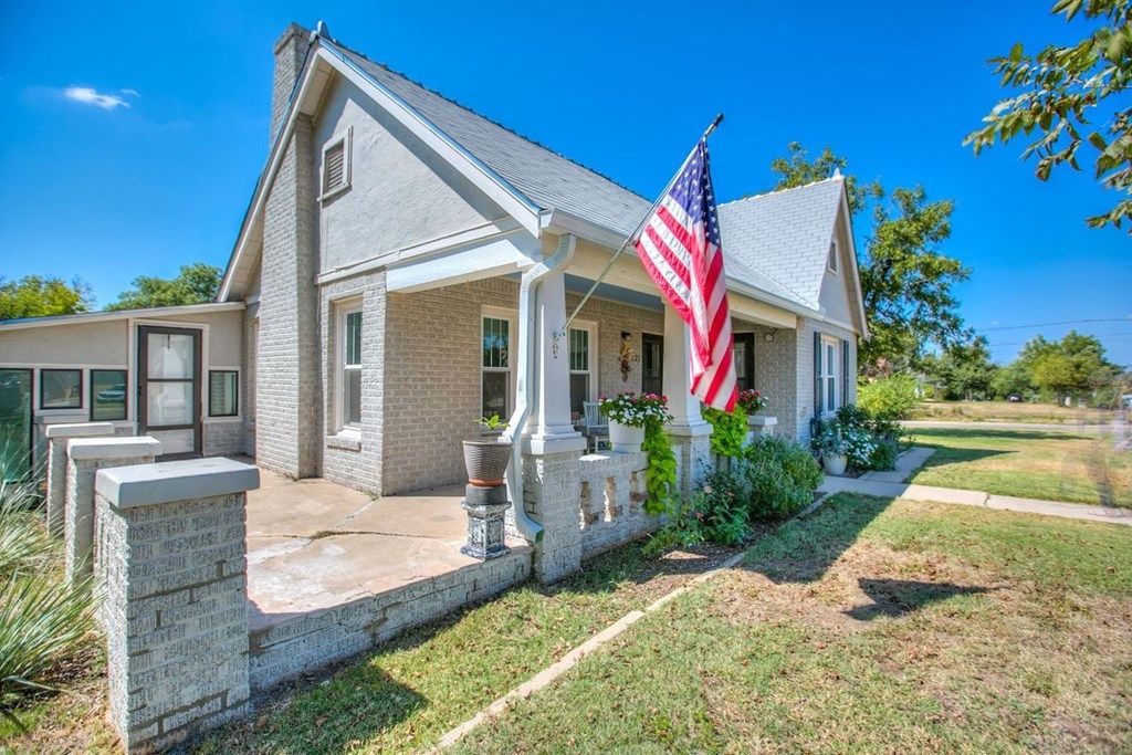 Image 2 of property listing at 721 W Washington Dr, San Angelo, TX 76903