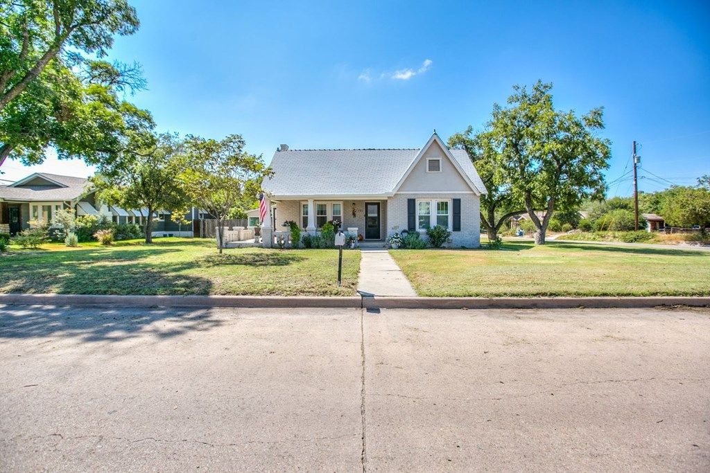 Image 3 of property listing at 721 W Washington Dr, San Angelo, TX 76903