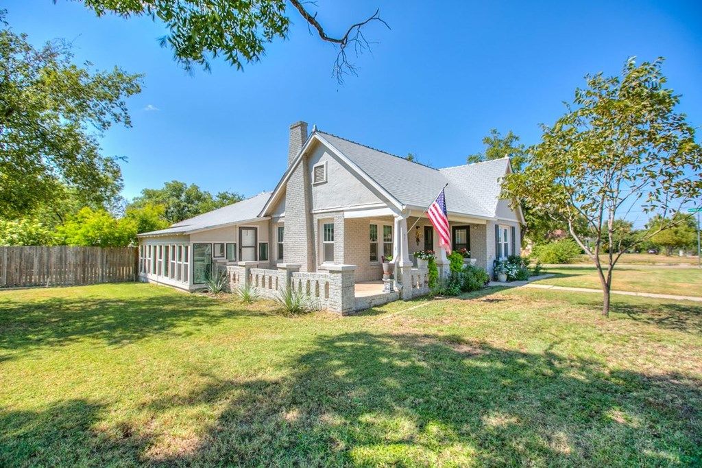 Image 4 of property listing at 721 W Washington Dr, San Angelo, TX 76903