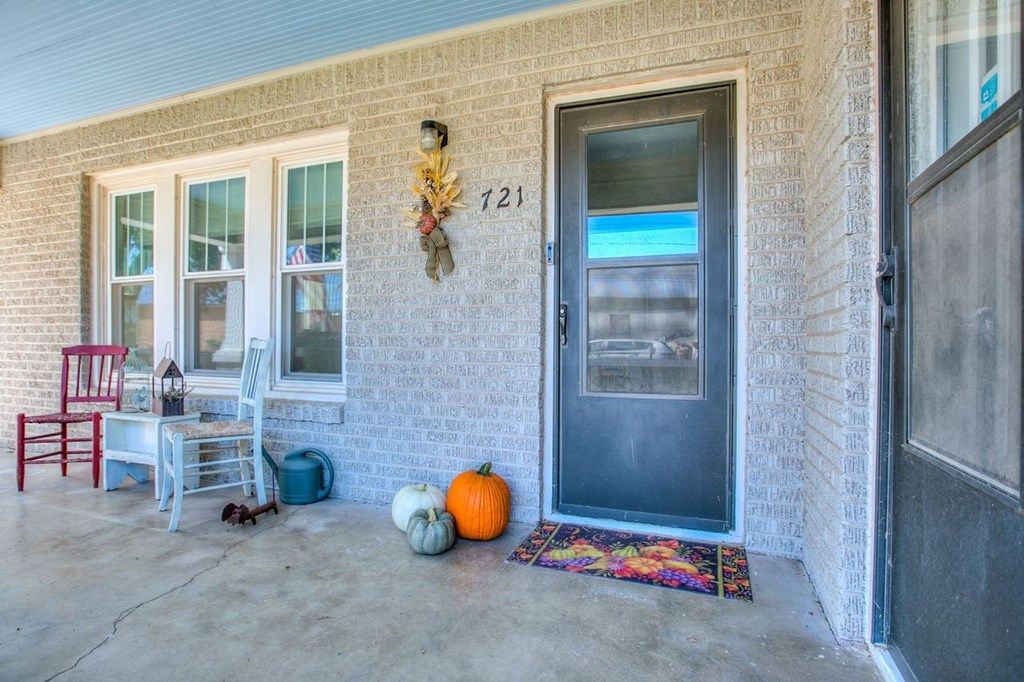 Image 40 of property listing at 721 W Washington Dr, San Angelo, TX 76903