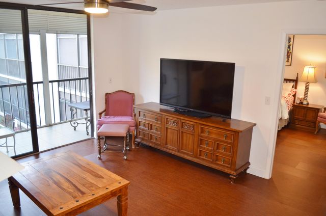 5370 Las Verdes Circle 221, Delray Beach, FL 33484