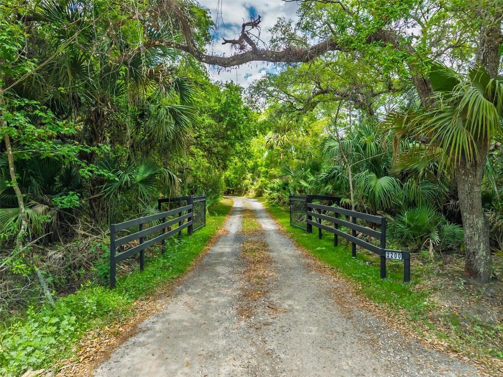 Image 2 of property listing at 2200 RETREAT ROAD, Geneva, FL 32732