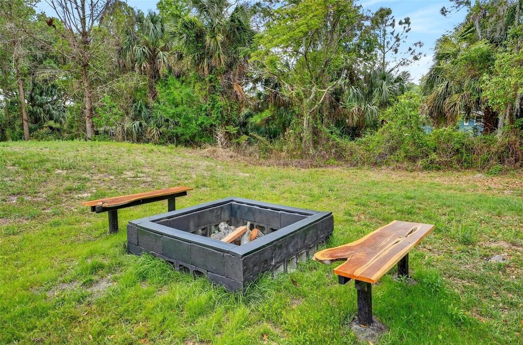 Image 11 of property listing at 2200 RETREAT ROAD, Geneva, FL 32732