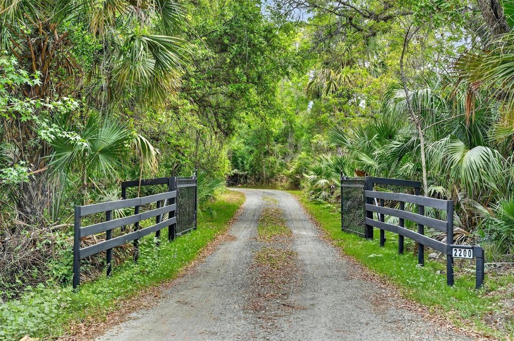 Image 3 of property listing at 2200 RETREAT ROAD, Geneva, FL 32732