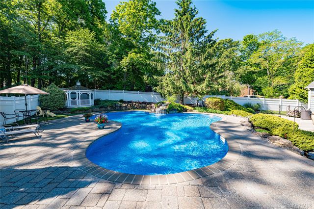 130 N Country Road, Shoreham, NY 11786