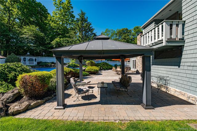 130 N Country Road, Shoreham, NY 11786