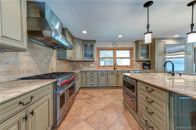 130 N Country Road, Shoreham, NY 11786