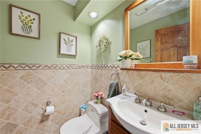 121 W Hill Road, Colonia, NJ 07067