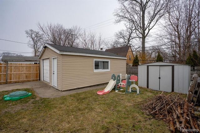 23360 Crossley Avenue, Hazel Park, MI 48030