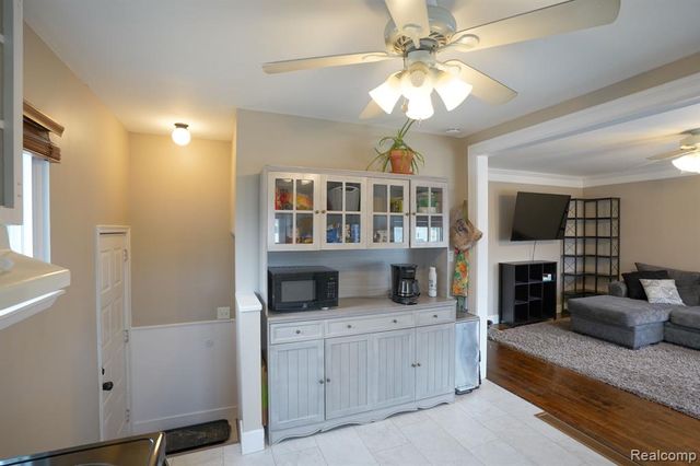 23360 Crossley Avenue, Hazel Park, MI 48030