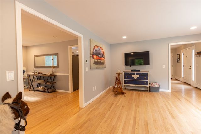 20 Lincoln Drive, North Smithfield, RI 02896