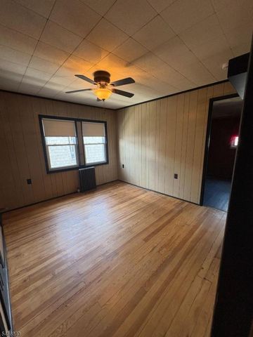 15 Pompton Ave, Woodland Park, NJ 07424