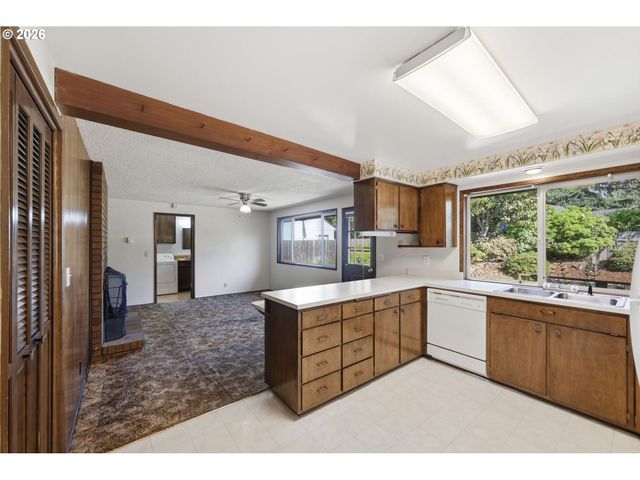1215 RIO GLEN Dr, Eugene, OR 97401