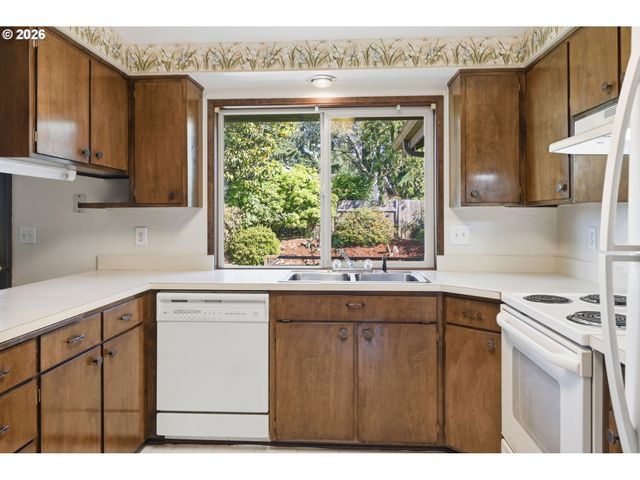 1215 RIO GLEN Dr, Eugene, OR 97401
