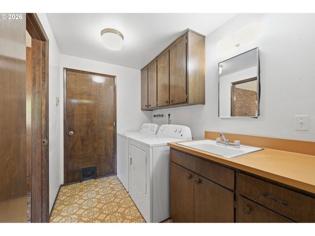 1215 RIO GLEN Dr, Eugene, OR 97401