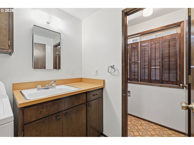 1215 RIO GLEN Dr, Eugene, OR 97401
