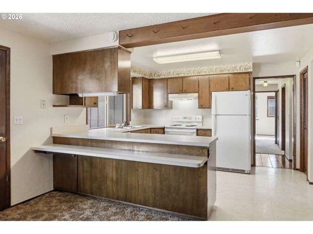 1215 RIO GLEN Dr, Eugene, OR 97401