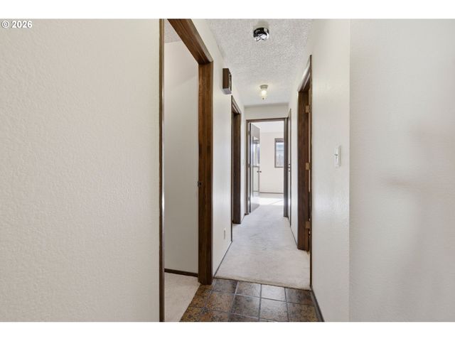 1215 RIO GLEN Dr, Eugene, OR 97401