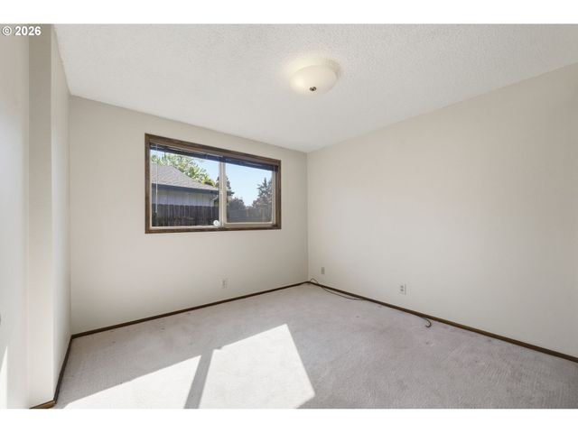 1215 RIO GLEN Dr, Eugene, OR 97401