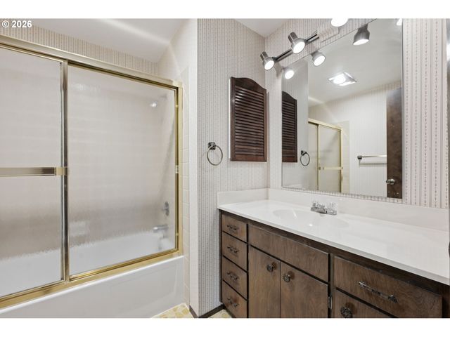 1215 RIO GLEN Dr, Eugene, OR 97401