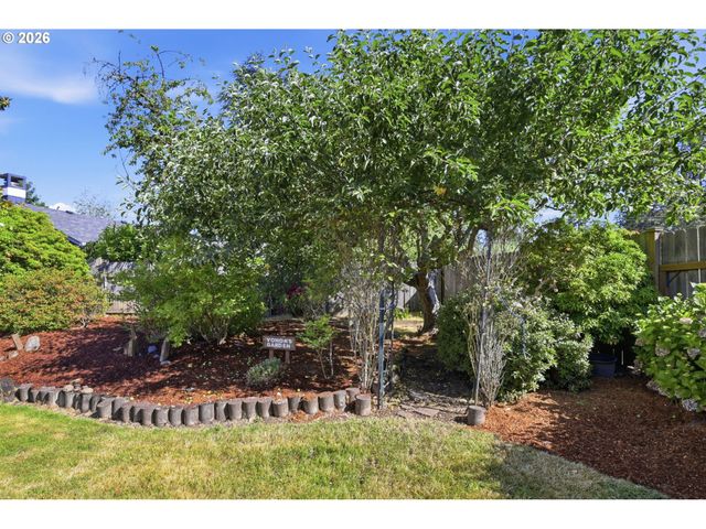 1215 RIO GLEN Dr, Eugene, OR 97401