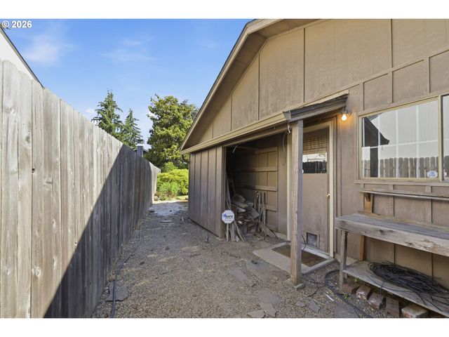 1215 RIO GLEN Dr, Eugene, OR 97401