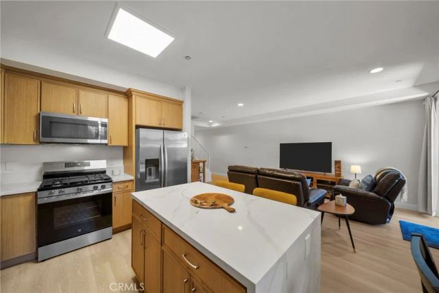7132 Farralone 205, Canoga Park, CA 91303