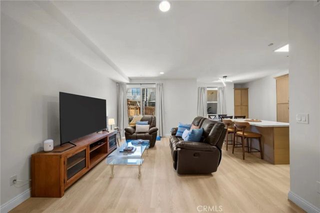 7132 Farralone 205, Canoga Park, CA 91303