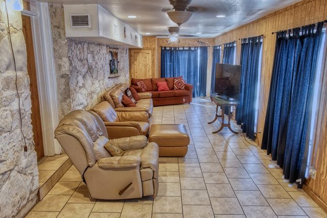 190 Bluebonnet Dr, Concan, TX 78838