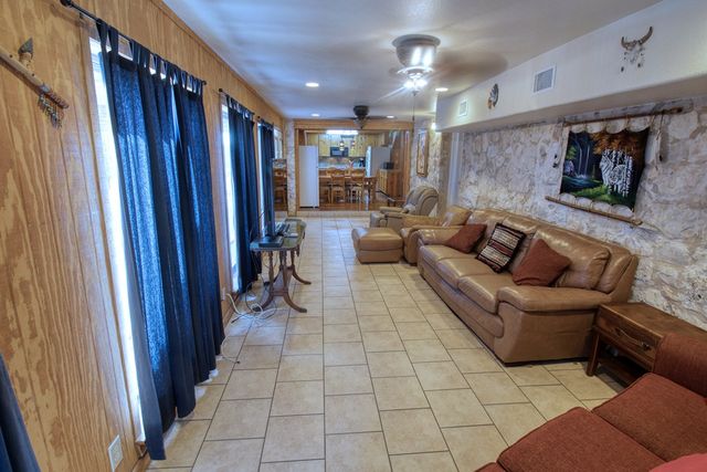 190 Bluebonnet Dr, Concan, TX 78838