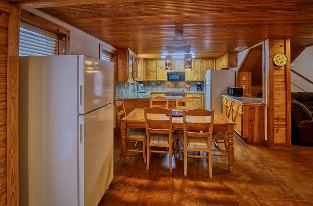 190 Bluebonnet Dr, Concan, TX 78838