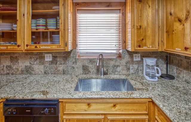 190 Bluebonnet Dr, Concan, TX 78838