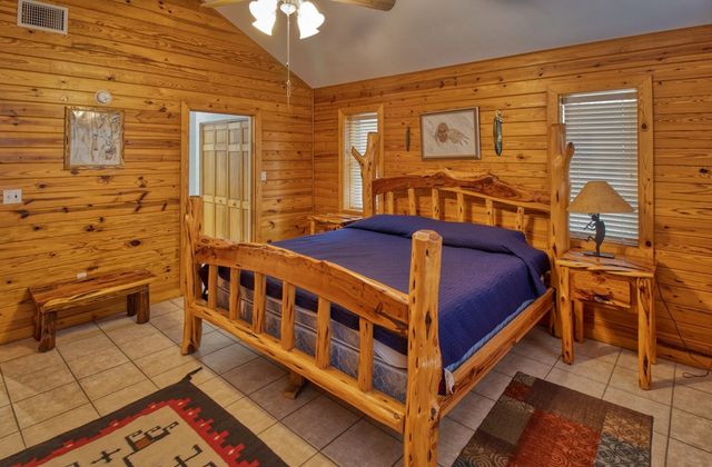 190 Bluebonnet Dr, Concan, TX 78838