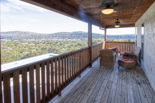 190 Bluebonnet Dr, Concan, TX 78838