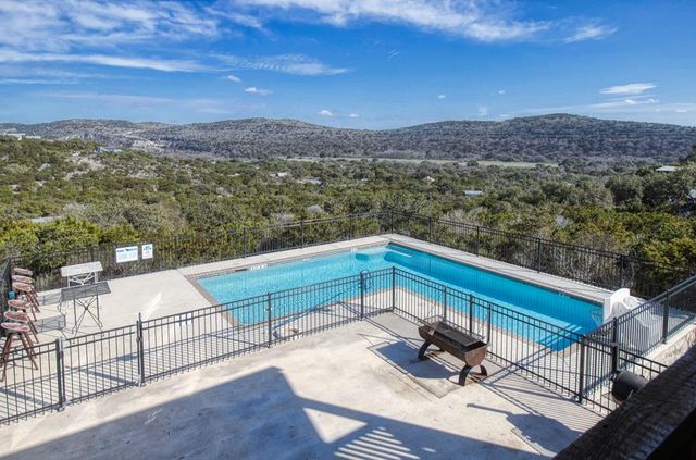 190 Bluebonnet Dr, Concan, TX 78838