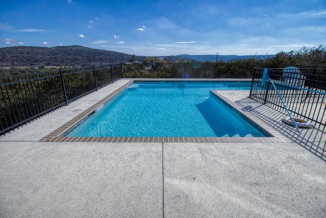 190 Bluebonnet Dr, Concan, TX 78838