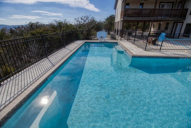 190 Bluebonnet Dr, Concan, TX 78838