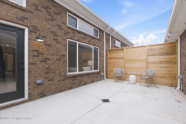 604 Burnett Farm Ln, Douglass Hills, KY 40243