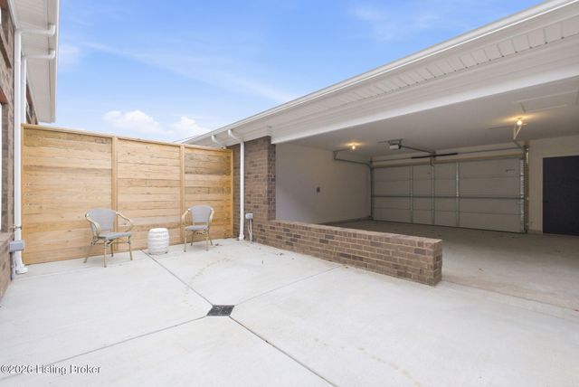 604 Burnett Farm Ln, Douglass Hills, KY 40243
