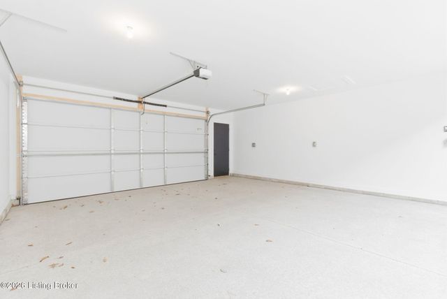 604 Burnett Farm Ln, Douglass Hills, KY 40243